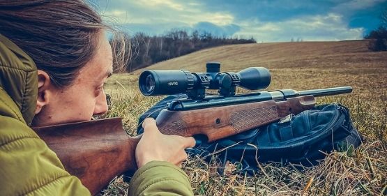 femme qui tire à la carabine